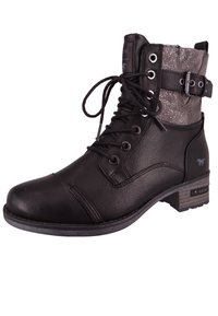 Bottine en cuir noir avec une tige grise texturée, des accents métalliques, un bout rond et un laçage à l'avant. Elle présente un petit talon et une sangle décorative.