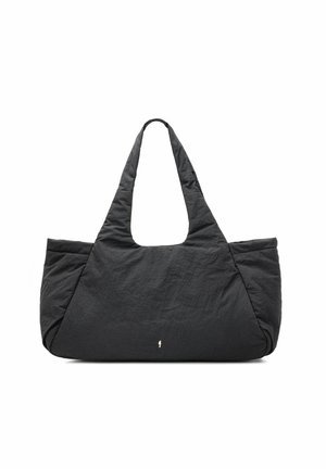 Czarna, duża torba na ramię z szerokimi rączkami, miękką teksturowaną tkaniną oraz małym białym logo znajdującym się blisko dolnego środka.