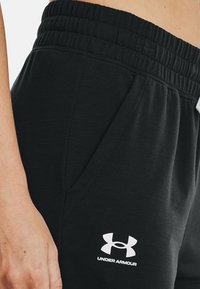 Under Armour RIVAL  - Dresside alumine osa - black
