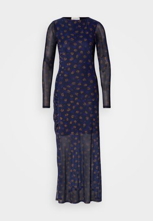 Μπλε σκούρος φόρεμα μακρυμάνικο από διάφανο ύφασμα, με φλοράλ μοτίβο σε καφέ απόχρωση. Οι πτυχές στο πλάι δημιουργούν υφή και σχήμα.