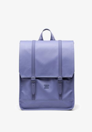 Sac à dos violet en matériau lisse, doté de deux fermetures à boucle réglables, d'une poignée supérieure et d'un logo embossé sur le devant.