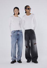 YOURTURN 2 PACK UNISEX - Langarmshirt - white/dark brown