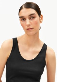 Zwart katoenen tanktop met een ronde halslijn en brede bandjes, met een gladde textuur en een aansluitend model.