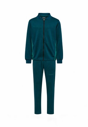 Donker turquoise jas met volledige rits en geribde kraag, met bijpassende rechte broek, gemaakt van gladde stof, getoond op een witte achtergrond.