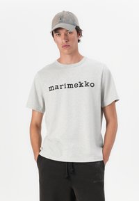 Marimekko PUUSKA VIHKIRUUSU PLACEMENT UNISEX - Tracksuit bottoms - dark brown