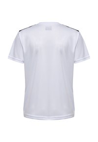 Maglia sportiva bianca a maniche corte con una texture liscia. Accenti neri sulle spalle. Collo a giro con branding minimale sul retro.