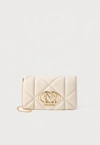 Bež prešita torbica z zlatimi kovinskimi detajli. Ponaša se z izrazitim logotipom "Love Moschino" in verižnim trakom. Gladek tekstura in pravokotna oblika.
