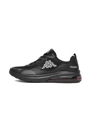 Czarny sneaker Kappa z białym logo, siatkową cholewką, amortyzowaną podeszwą i przezroczystym elementem poduszki powietrznej na pięcie, widziany z boku.