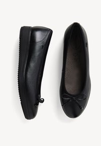 Zwarte leren ballet flats met een ronde neus, een klein strikdetail aan de voorkant en een gestructureerde rubberen zool voor grip. Maat 37, brede pasvorm.