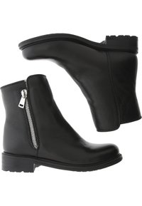 Las botas de tobillo de cuero negro tienen un acabado texturizado, una punta redondeada y un cierre de cremallera metálica lateral con un tacón bajo y cuadrado.