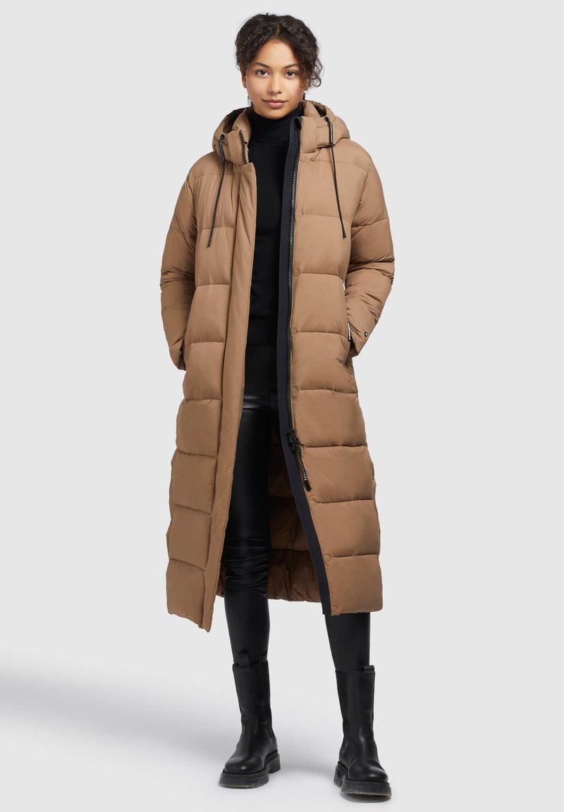 Brauner gepolsterter langer Mantel mit Kapuze, Seitentaschen und Reißverschluss. Verfügt über vertikale gesteppten Abschnitte und einen leichten Glanz.