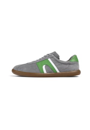 Grå ruskinds sneakers med grønne og hvide detaljer, rund tå, lavprofil design og brun gummisål. Har ren syning og snørebåndslukning.