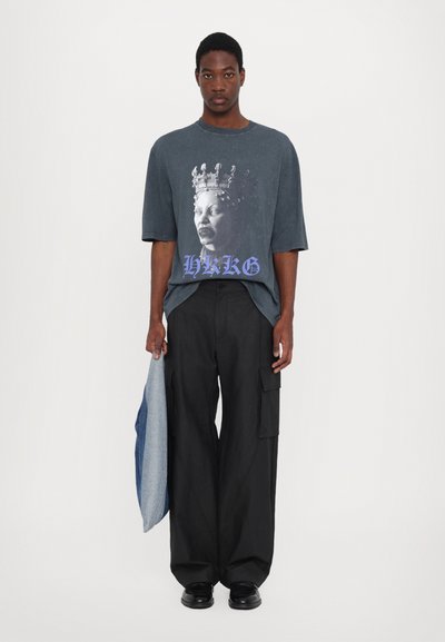 Han Kjøbenhavn SCULPTURE TEE UNISEX - Majica kratkih rukava s printom - anthracite black