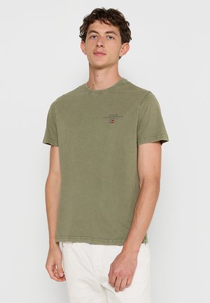Olivenfarvet bomulds T-shirt med rund hals, korte ærmer og subtile trykte detaljer på brystet. Enkel, afslappet design; blød tekstur.