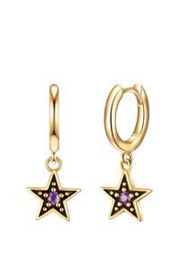 Orecchini a cerchio dorati con ciondoli a forma di stella nera. Ogni stella presenta pietre viola e punti dorati, aggiungendo dimensione e contrasto.