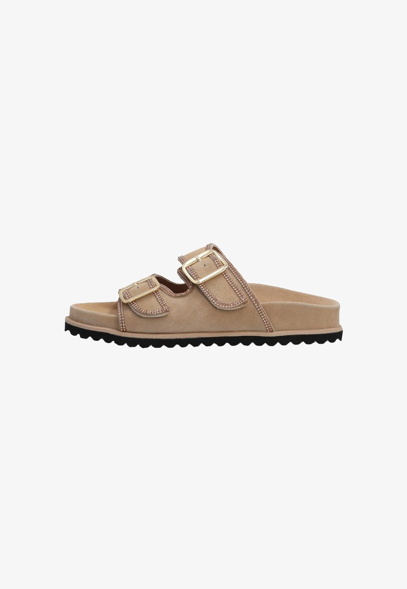 Beige ruskind slide sandaler med to justerbare stropper, guldmetal detaljer og en struktureret sort gummisål. Flad design, uden hæl.