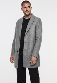 Grå ull-blandning kappa med slagkrage, enkel knappstängning och sidofickor. Har en skräddarsydd passform och texturerad tyg.