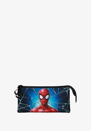 Estuche de lápices rojo y azul con diseño de Spider-Man, patrón de telaraña, cierre de cremallera y una tela texturizada con un fondo vibrante.