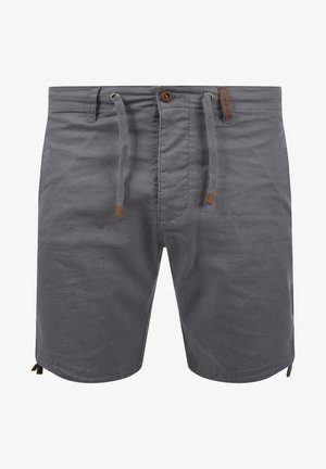 Pilkas šortai su tekstūruotu audiniu, su raišteliu liemeniui, sagčių uždarymu ir rudos odos akcentais. Apatinėje dalyje yra šoninės ventiliacijos angos.