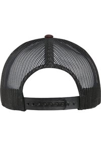 Schwarze Mesh-Trucker-Cap mit abgerundetem Rücken, verstellbarem Plastikriemen und braunem Knopfakzent oben.