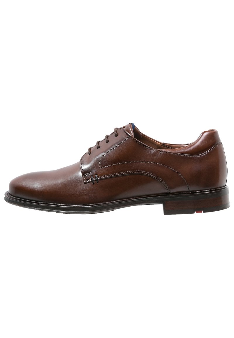 Chaussure en cuir marron à lacets avec une finition lisse, bout arrondi, détails de couture discrets et semelle en caoutchouc noir à profil bas.
