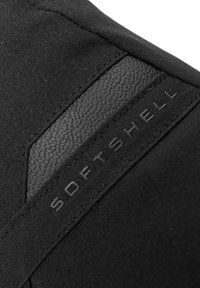 Tessuto softshell nero con un'accoppiatura in pelle textured. Presenta bordi cuciti e il marchio "SOFTSHELL" in rilievo sul lato.
