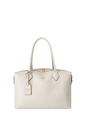 Borsa a mano in pelle color crema con doppi manici, chiusura con cerniera dorata e etichetta del marchio GMV appesa a un manico.