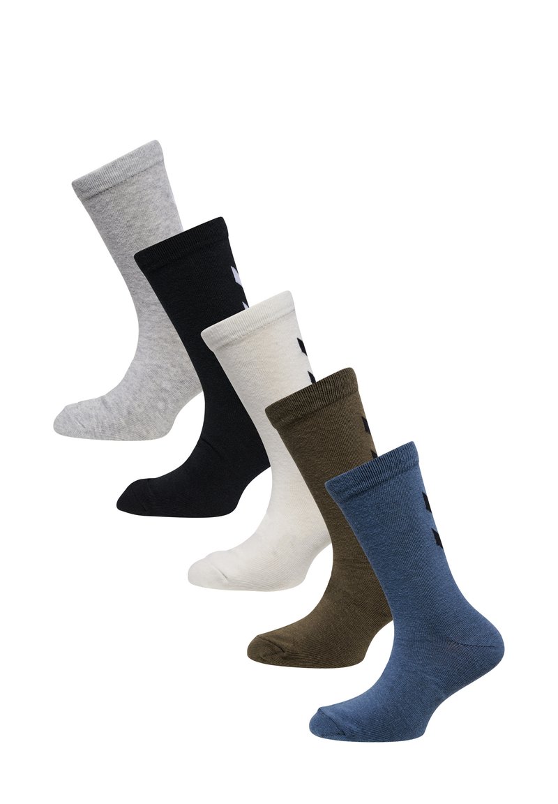Cinco pares de calcetines en varios tonos: gris, negro, blanco, verde oliva y azul. Cada calcetín cuenta con un puño acanalado y una textura suave.