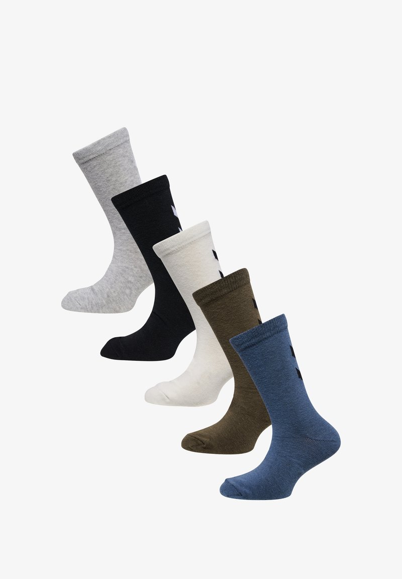 Fem par strumpor i olika nyanser: grå, svart, vit, olivgrön och blå. Varje strumpa har en ribbad mudd och en jämn textur.