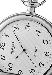 Montre de poche en argent avec un cadran blanc texturé, des chiffres arabes noirs et des aiguilles noires. Dispose d'une boucle pour fixation. "Regent" et "Quartz" sont inscrits.