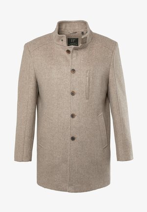 Beiger Wollmischmantel mit hohem Kragen, durchgehender Knopfleiste, zwei Seitentaschen und einer Brusttasche. Betont braune Knöpfe und eine glatte Textur.