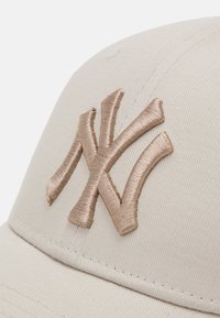 New Era HOME FIELD 9FORTY® TRUCKER UNISEX - Cap - stone/brown