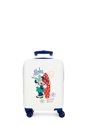 Maleta blanca con asa y ruedas azules, con Minnie Mouse en una falda verde sosteniendo una tabla de surf roja con lunares, texto "Aloha", sol y flores.