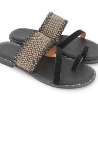 Sandalias negras con parte superior trenzada que presenta acentos en tono marrón, suela plana y dos correas. La costura decorativa alrededor de la suela añade detalle.