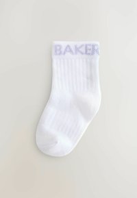 Calcetín de algodón blanco con textura acanalada y texto "BAKER" en lavanda en la parte superior. Diseño de punta sin costuras y talón redondeado. Apariencia simple y limpia.