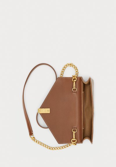 Rjava usnjena torbica z zlatimi ročaji iz verižic in dolgim trakom, odprt pokrov razkriva usklajeno rjavo notranjo oblogo.