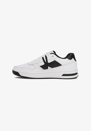 Sneaker bianco con dettagli neri, tomaia in pelle liscia, dettagli perforati sui lati, lacci piatti e suola in gomma spessa.