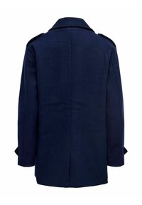 Manteau en laine bleu marine avec un col structuré, des manches longues et des épaulettes. Présente un design arrière épuré et minimaliste sans fermetures visibles.