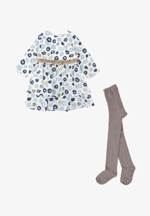 Robe fleurie en blanc, bleu et gris avec des manches longues, une jupe à volants et une ceinture beige ; associée à des collants gris.