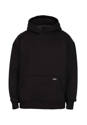 Sort pullover hoodie med front kangaroo lomme og lille hvid rektangulær logo patch på lommen mod hvid baggrund.