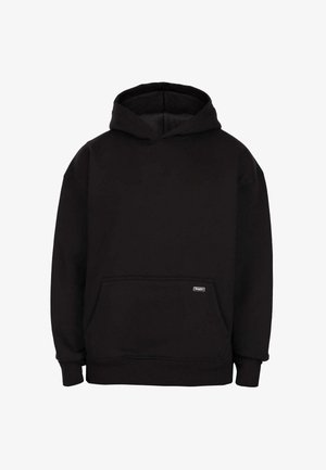 Sort pullover hoodie med front kangaroo lomme og lille hvid rektangulær logo patch på lommen mod hvid baggrund.