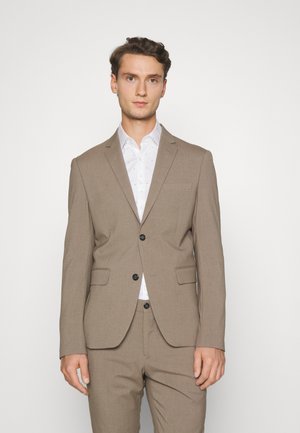Brun skræddersyet jakkesæt lavet af tekstureret materiale, med en enkeltknaps jakke med to knapper og notch-lapel, samt matchende bukser.