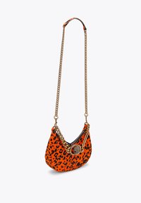 Borsa a tracolla in pelliccia sintetica arancione con stampa leopardata, zip nera, tracolla in catena dorata e hardware circolare decorativo sul fronte.