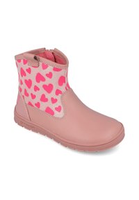 Bota de tobillo impermeable rosa con un panel brillante que presenta corazones rosas. Material suave, punta redondeada y suela de goma texturizada. Cierre de cremallera lateral.