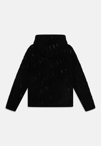 Czarna bluza z kapturem z teksturowanej tkaniny z powtarzającymi się literami. Projekt obejmuje kaptur i długie rękawy, co tworzy luźny krój.