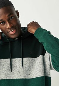 Next DIP DYE OVERHEAD  - Huppari - green
