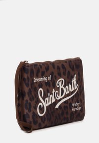 Pochette con stampa leopardata marrone che presenta la scritta "Sognando Saint Barth" e "Paradiso Invernale" in testo bianco. Tessuto morbido con chiusura a zip e cinturino da polso.