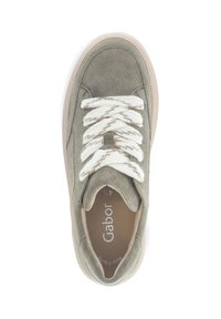 Olijfgroene suède sneaker met een gestructureerd oppervlak, witte stoffen veters en een beige zool. Voorzien van een gevoerd kraag en een gelabelde inlegzool.