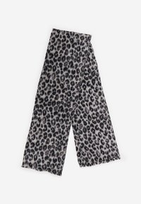 Foulard con stampa leopardata in grigio e nero, realizzato in tessuto morbido con bordi sfrangiati, caratterizzato da un motivo a macchie ripetuto su tutta la superficie.