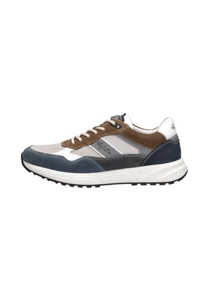 Sport Sneakers in Navy, Braun, Silber und Weiß. Sie verfügen über eine Kombination aus Wildleder und Mesh, ein Schnürdesign, eine Gummisohle und Logodetails.